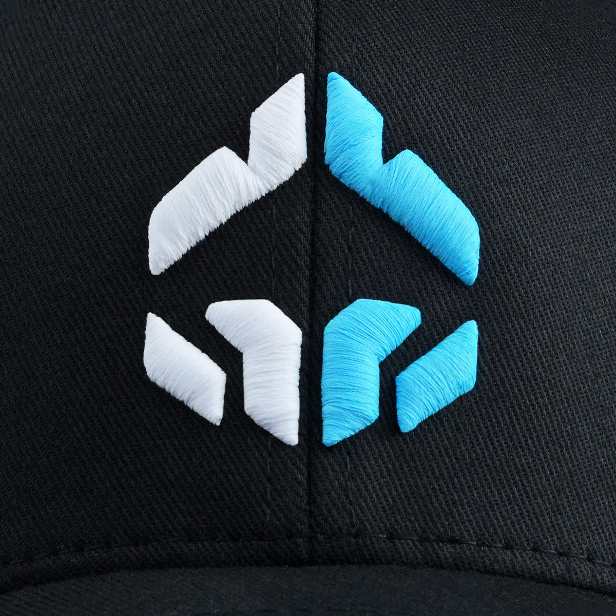 Kapa s ščitnikom Logo 3D (črna)