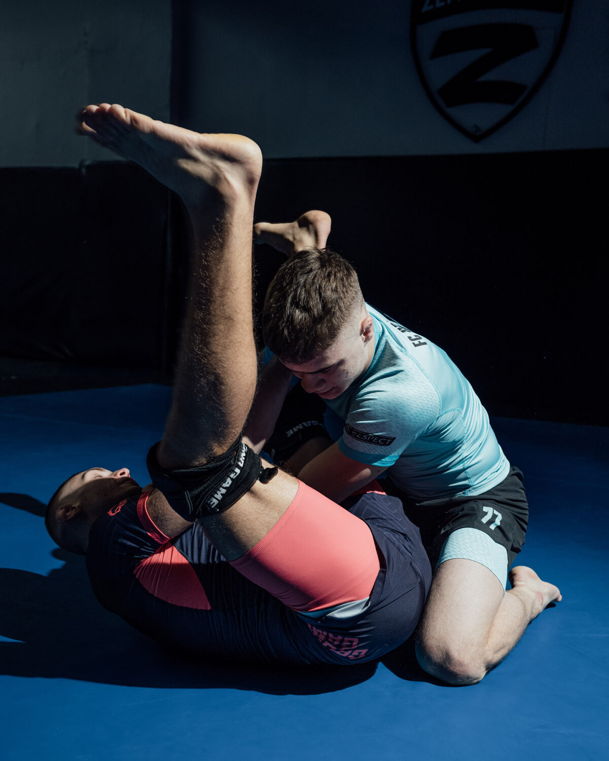 Dvoslojne trening kratke hlače 2-v-1 FC Armbar (mornarsko modre)